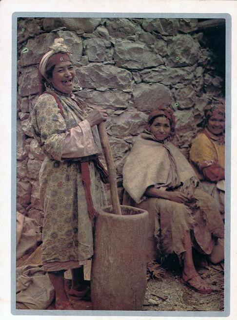 صورة األمازيغي في البطاقة البريدية: الواقعي والجمالي الصورة : 1 نساء أمازيغيات من الزمن الماضي البنية التقريرية: وتھم الشكل الخارجي للبطاقة البريدية باعتبارھا صورة فوتوغرافية.