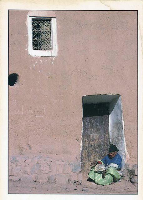 الصورة : 2 الغفوة الكبرى - مسنة تجلس على عتبة مسكن من مساكن الجنوب المغربي والمالحظ أن عمق الصورة أو مستواھا الخلفي يكون دائما محدودا أو مغلقا.