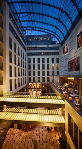 يضم الفندق 253 غرفة بتصميم عصري 32 جناحا تنفيذيا فسيحا وجناحي سيغنتشر يمتلك كل منهما تراسه السطحي الخاص.