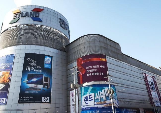 Yongsan Electronic Market یعد واحد من اكبر اسواق الالكترونیات والاجھزة الكھرباي یة في العالم فھو یحتوي على جمیع المستلزمات والسلع الخاصة بھذا المجال بالاضافة للصوتیات