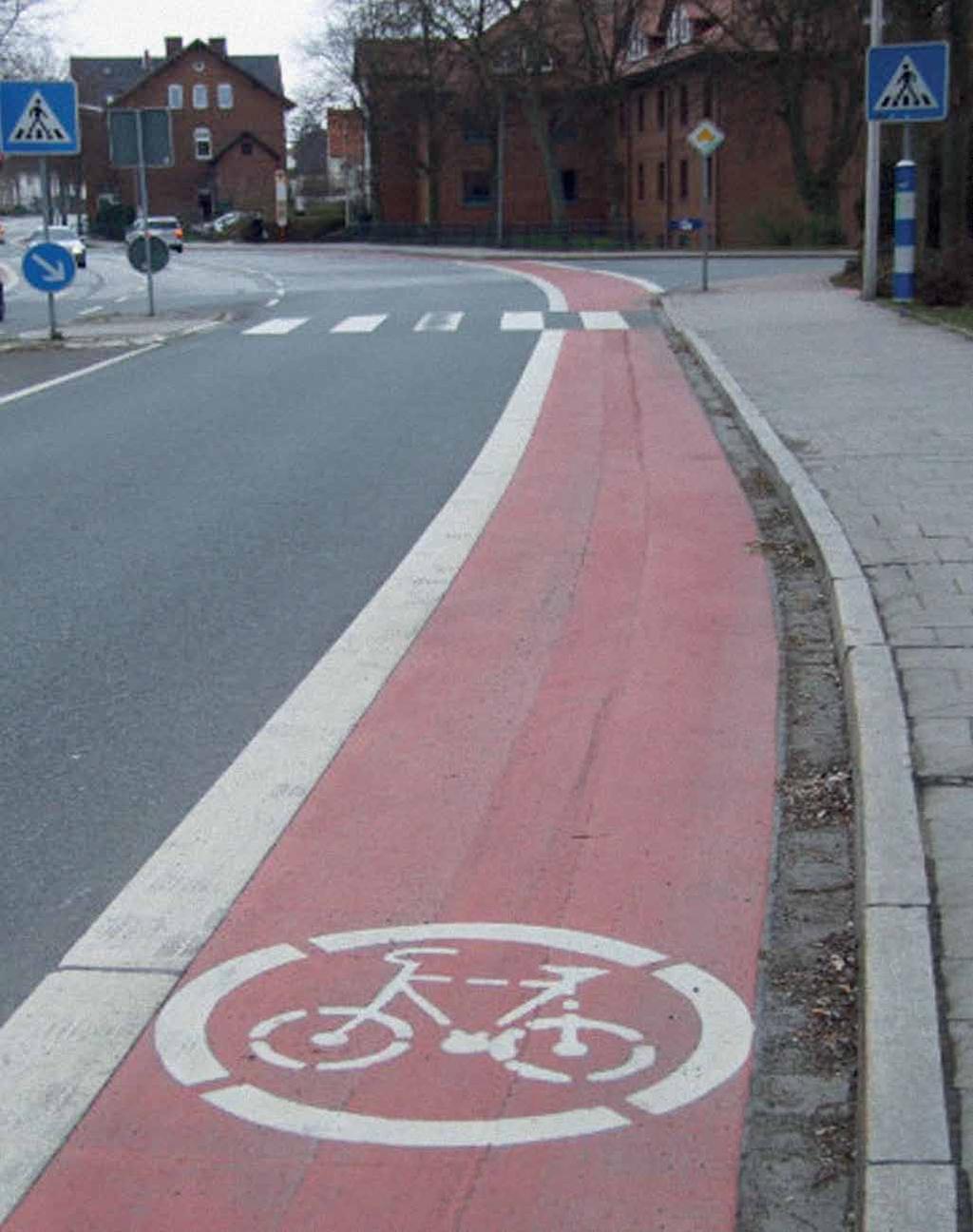 Radfahrstreifen Radfahrstreifen sind auf der Fahrbahn durch eine durchgezogene Linie als Sonderwege für den Radverkehr erkennbar.