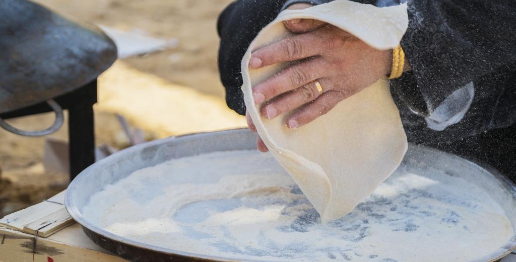 المكونات األساسية لخبز الشراك Shrak Main Ingredients Flour White flour and wheat, or oat, or corn flour Yeast Is added if