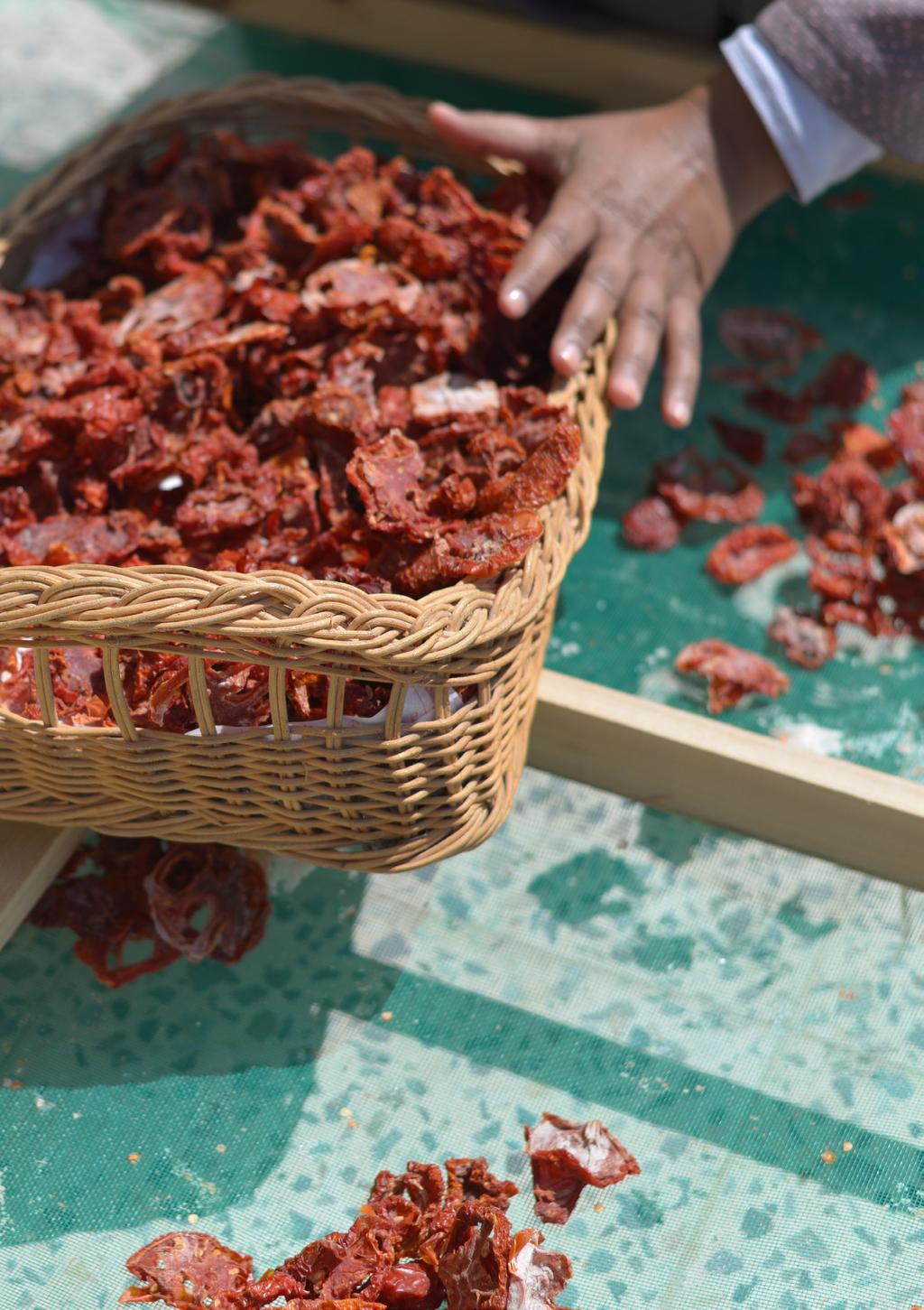 Dried tomatoes can be preserved in either vinegar and olive oil (1:1 ratio), or in freezer bags in a temperature of 18-22 celcius. يمكن حفظ البندورة المجففة في الخل وزيت الزيتون 1.