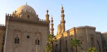 لقلعة القاهرة. يقع املبنى املقابل للمسجد مسجد ومدرسة السلطان حسن.
