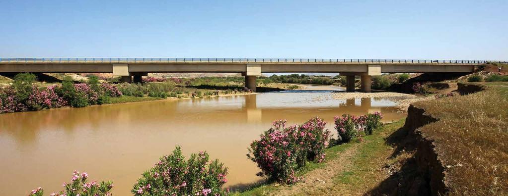 1998 Viaduc sur l oued Beht جسر على وادي بهت 1998 L autoroute A2 qui relie Oujda à Rabat serait bien ennuyée pour franchir l oued Beht, au niveau de Khémisset, si je n étais pas là.
