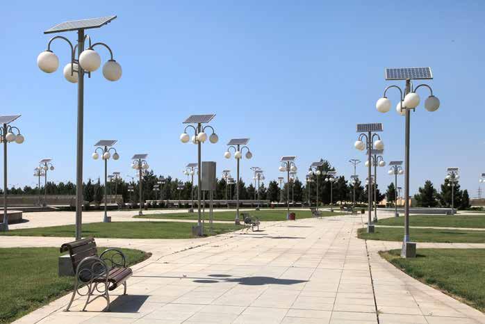 إضاءة الشوارع والحدائق بالطاقة الشمسية يتم إنارة الشوارع بالطاقة الشمسية التي تعمل بواسطة اللوحات الكهروضوئية المثبتة على هيكل اإلضاءة أو المنفصلة والمثبتة على عمود اإلنارة.