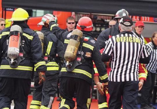 نيوزيلندا بعدما أحرزوا لقب بطولة تحدي رجال اإلطفاء الدولية هناك.