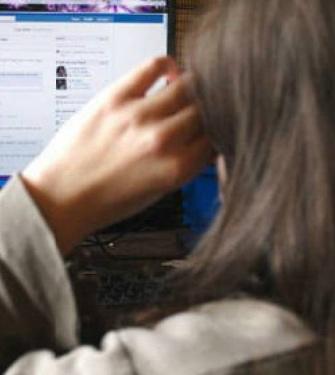 وكشف قاضي محكمة حتقيق الدورة محمد العبدلي في تقرير نش رته صحيفة القضاء أن»أكثر جرائم االجتار بالبش ر تتم حاليا عن طريق موقع التواصل االجتماعي }الفيس بوك{ إذ يتم عرض الضحايا عبر هذا املوقع ويبدأ