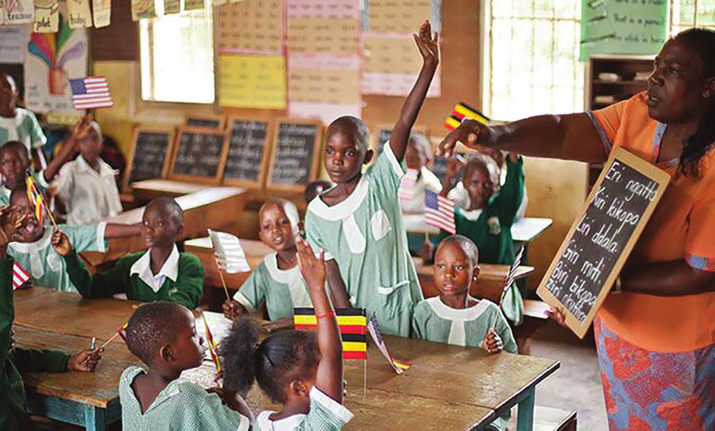 معل مون تدر بوا عىل التعليم الشامل عرب برنامج القراءة والصحة املدرسية الذي تنف ذه الوكالة األمريكية للتنمية الدولية يف أوغندا وهم ينقلون مهارات القراءة والكتابة إىل التالميذ يف أوغندا.