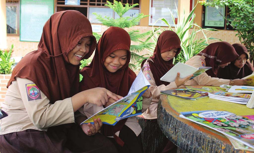 فتيات يتعل من القراءة بفضل مرشوع "بريوريتاس" للوكالة األمريكية للتنمية الدولية القائم عىل االستجابة للتدخ ل بغية تحسني مهارات القراءة.