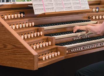 آلة الا رغن تحظى الموسيقى بأهمية محورية في الكنيسة ويتكون القداس من الكلمة والموسيقى.