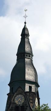 الديك فوق قمة برج الكنيسة غالبا ما يشير ديك من المعدن إلى اتجاه الريح.