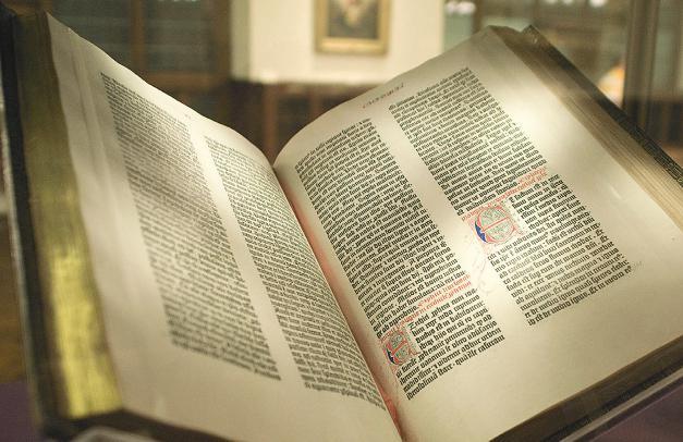 5. Die Bibel Zu jeder evangelischen Kirche gehört die Bibel, auch Heilige Schrift genannt. Meist liegt sie aufgeschlagen auf dem Altar oder Abendmahlstisch.