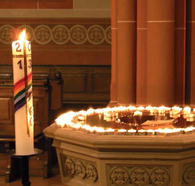 Kerzen haben in der christlichen Kirche eine lange Tradition: Schon im 3. und 4. Jahrhundert wurden in den Ostergottesdiensten Kerzen angezündet.