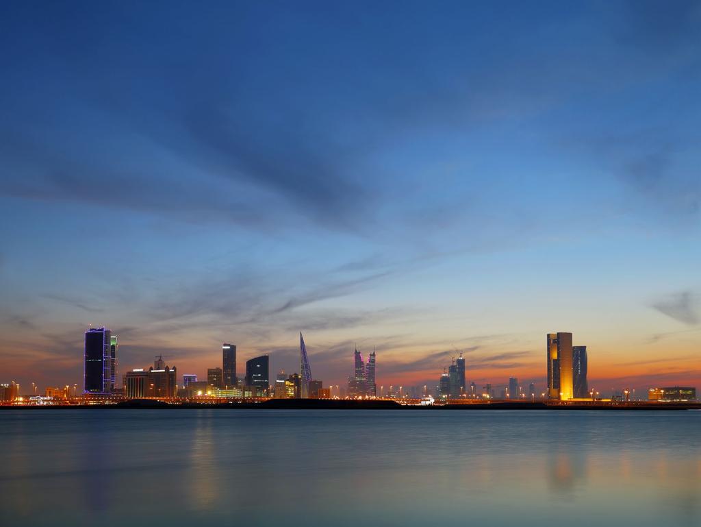 الموقع أرض البحرين مملكة البحرين أو المملكة الواقعة بين البحرين كما يشير اسمها هي أرخبيل ذو آفاق واعدة كما اشتهر شعبها في منطقة الخليج وخارجها بأصالة ثقافتهم ورؤاهم التقدمية وتفخر المملكة بتبنيها