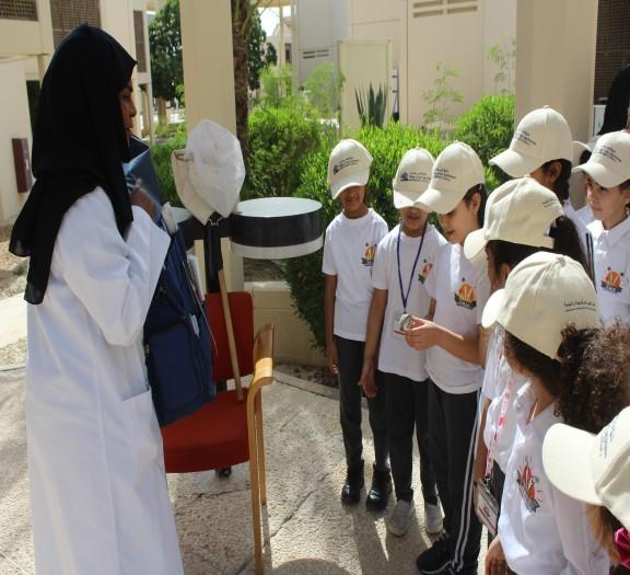 زار طلبة الصف األول ابتدائي "المختبر البحري" و "متحف األحياء والبيئة" بهدف تعزيزف همهم للدرس المتعل ق بالحياة البحرية للحيوانات والنباتات حيث شاهدوا