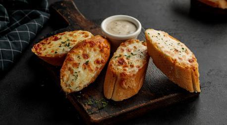 STARTERS مقبالت Garlic Cheese Bread خبز بالثوم مع الجبن 1.