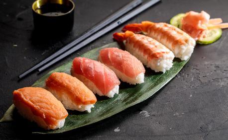 8 ساشيمي Sashimi سلمون Salmon تونا Tuna نيجيري Nigiri ربيان Prawn قباقب