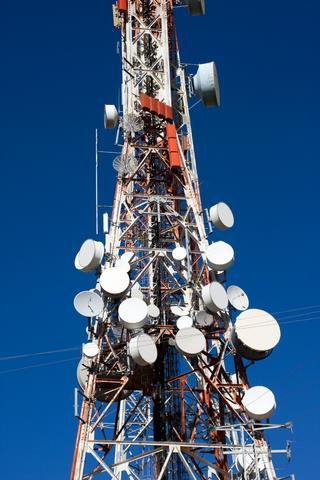 اتصاالت المايكروو :Microwave Communication موجات المايكروو هي جزء من األشعة الكهرومغناطيسية التي تتراوح ترددات موجاتها بين 9 إلى GHZ 90 وذات طول موجي يقاس بالسنتمتر في المدى من 0.9 إلى 90 سنتمتر.