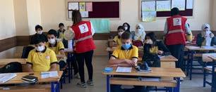 الهالل األحمر التركي Türk Kızılay Şanlıurfa Toplum Merkezi, Kızılay Haftası kapsamında sağlık ve psikososyal destek ekibiyle, Karaali Köyünde bulunan bir okulu ziyaret etti.