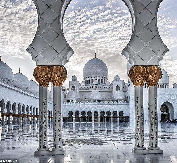 December 2019 ربيع األخر - جامدى األول ١٤٤١ Sheikh Zayed Grand Mosque, UAE 1 Söndag 6:30 8:24 12:03 13:20 15:37 17:27 23:00 1:30 4 األحد 2 Måndag 6:32 8:26 12:03 13:19 15:36 17:26 23:00 1:31 5