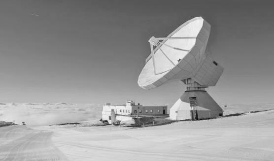 2- المناظير الفلكية الراديوية : ت ستخدم لدراسة الموجات الراديوية التي تنتقل في الفضاء على مدار 24 ساعة ألن الموجات الراديوية ال تتأثر بالظروف الجوية أو بالغالف الجوي.