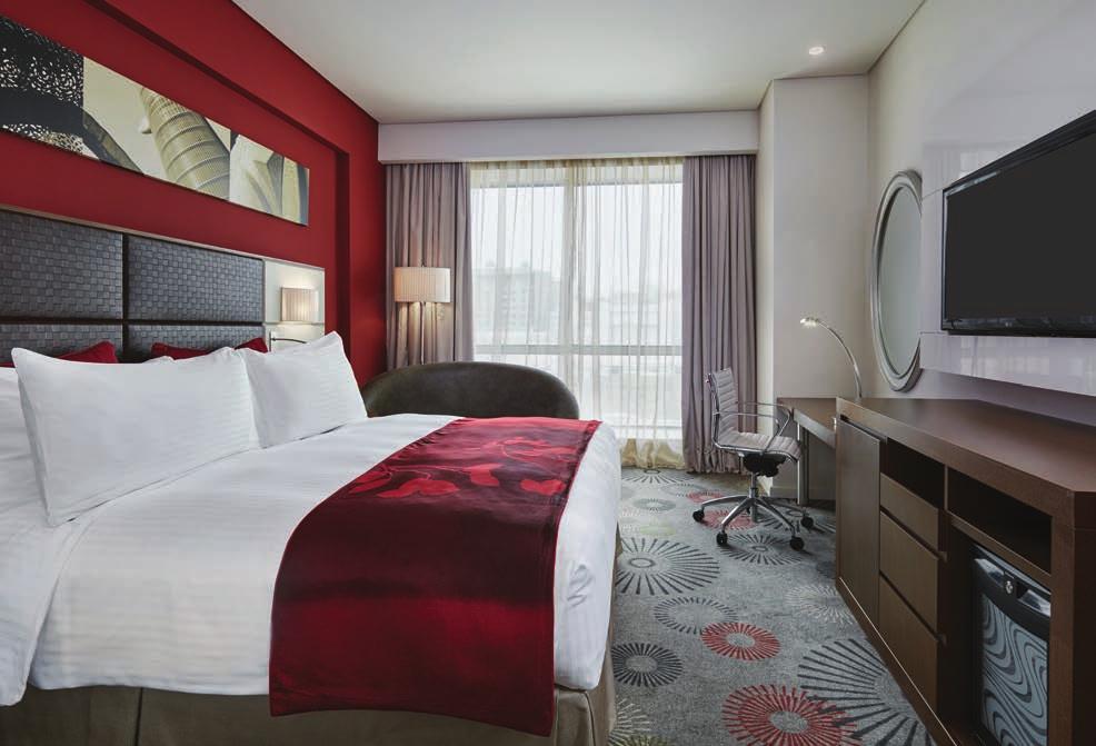 يضم الفندق 378 غرفة وجناح ا ومسكن ا مجهزة بامليزات العصرية املصممة لتوفير الراحة.