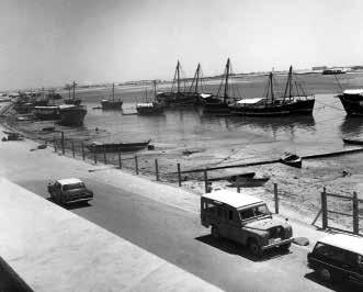 صيد وغوص صغير إلى تطورها كميناء حر ومن ثم اكتشاف النفط في الستينيات.