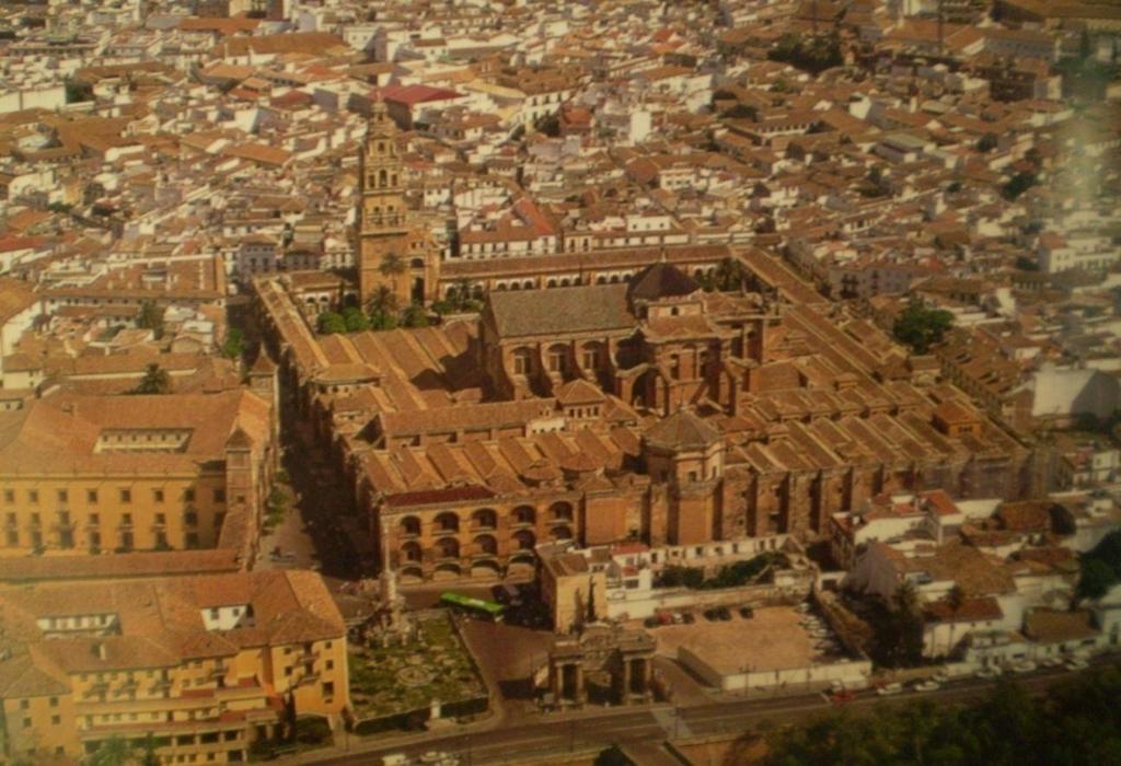16 -Manuel Nieto Cumplido, «La Mosquée-Cathédrale