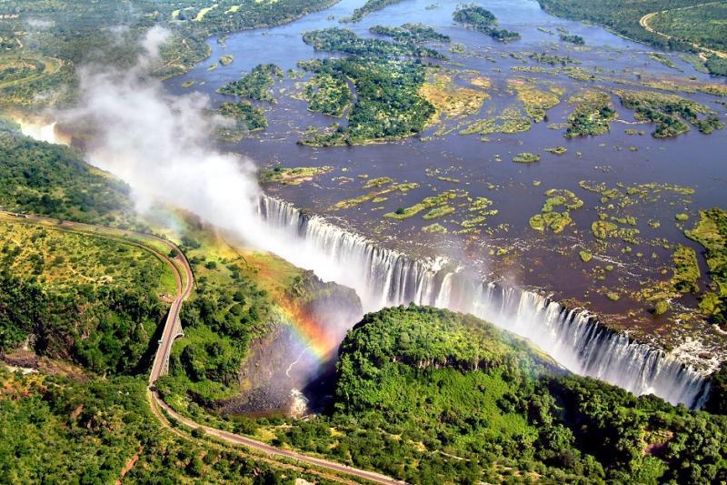 تقع شلالات فيكتوريا على نهر زمبيري على حدود زامبيا وزيمبابوي في قارة أفريقيا. ويطلق على هذا النهر اسم "الضباب الصاعق" وتعتبر هذه الشلالات من عجاي ب الدنيا السبع.