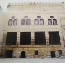 4-3-6 مقعد الغورى: عد مقعد الغورى هو النموذج الوح د الباقى للمقاعد المغلقة )النمط القبطى( وهو قع ضمن مجموعة السلطان الغورى األثر ة و طل بواجهته على الفناء الجنائزى و عد هذا مثبل غر با بالنسبة للعمارة