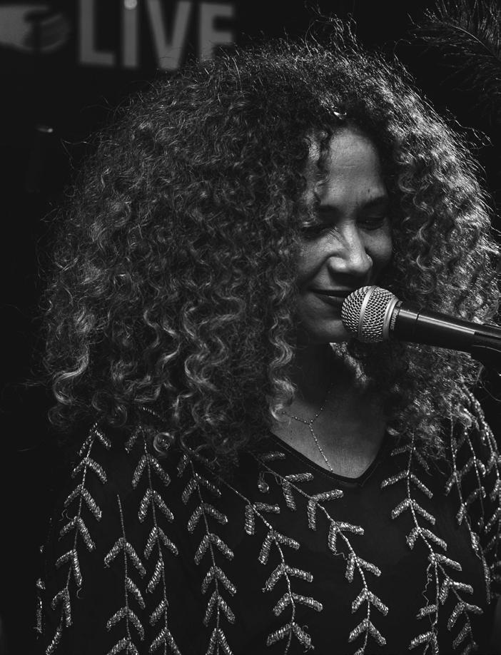 Ghalia Ben Ali Tunisie Ghalia Benali est une chanteuse, auteure-compositeur et écrivaine tunisienne.