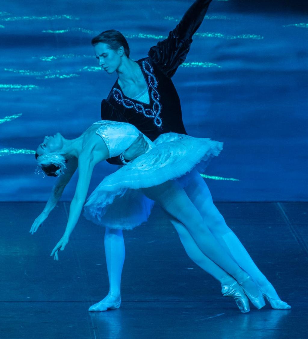 Le Lac des Cygnes du Ballet Saint-Pétersbourg Russie Le Lac des cygnes a été adapté des centaines de fois, tout simplement parce qu il est le plus grand ballet classique jamais crée.