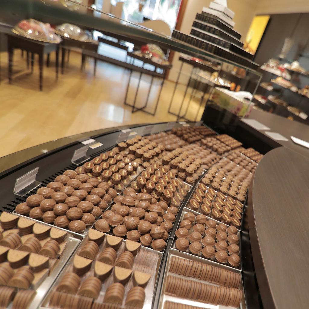 21 20 Discover, experience & enjoy اكتشف جر ب واستمتع A wide selection of the highest-quality chocolate and confectionery specialities is available in the redesigned chocolateries