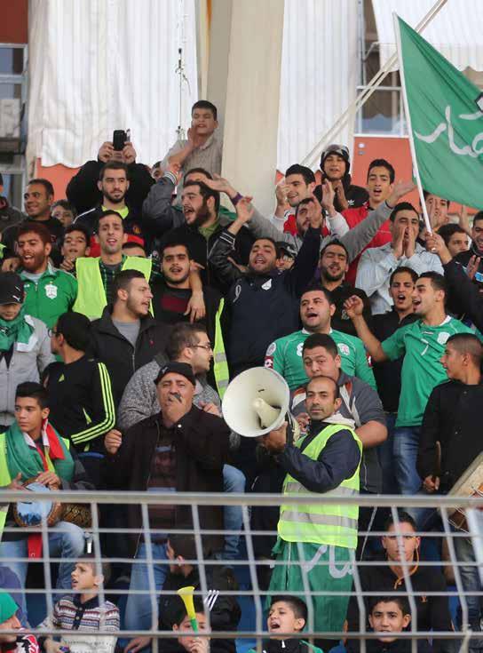 SPORT 4 قائد الجمهور: كاريزما وموهبة و»هضامة«عبد القادر سعد هو قائد من نوع آخر ليس عسكري ا وال رياضي ا ال يملك رتبة وال يضع على زنده شارة لكنه بكل بساطة قادر على إلهاب حماسة اآلالف.