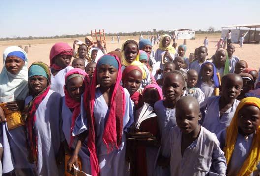 دارفور - مأساة النازحين داخلي ا والالجئين فتيان وفتيات يف أحد مخيمات الالجئني الدارفوريني يف تشاد 2013 دفعتهم إىل الهروب.