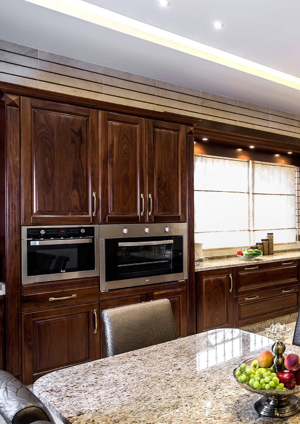 إن جمالية التصاميم وألوان الخشب تحتاج إلى إضاءة مناسبة تضفي راحة لك طوال اليوم على خالف باقي الغرف في المنزل فإن المطبخ بحاجة إلى إضاءة على الخزائن السفلية تسطع مباشرة على السطح العلوي.