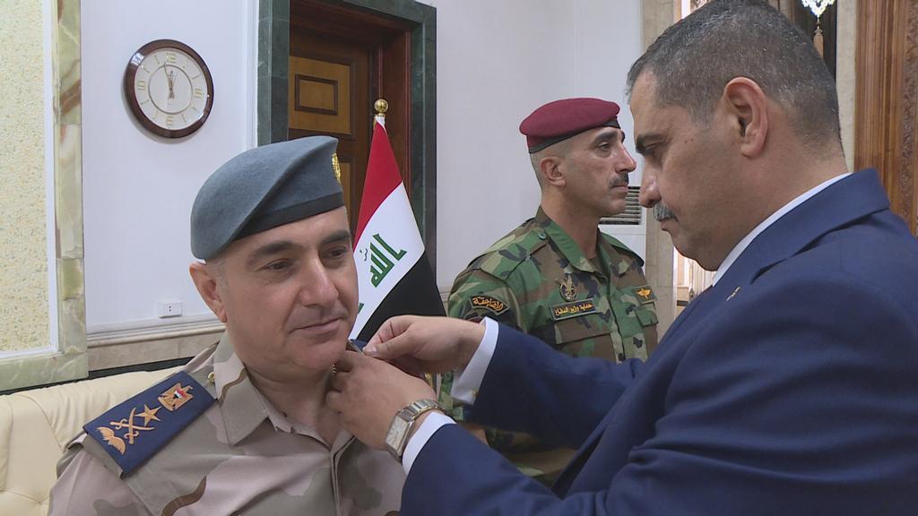 وجرى خالل االحتفال تكرمي وتهنئة كافة الضباط املترقني الى رتب أعلى كما قام قائد القوة اجلوية الفريق الطيار الركن أنور حمد أمني بتقليدهم الرتب اجلديدة متمنيا لهم ولكافة املرتقني من (الضباط واملراتب)