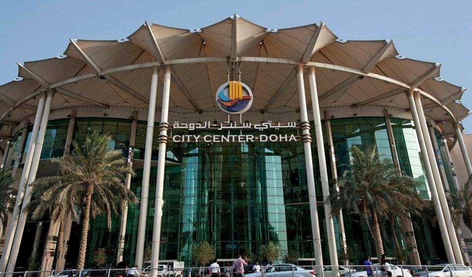 1 سیتي سنتر City Centre یعد من اكبر المراكز التسویقیة في قطر حیث یحتوي على 250 محل و اغلب الماركات العالمیة بالاضافة للخدمات الاخرى من دار سینما ولعشاق لعبة البولینج یمكنھم