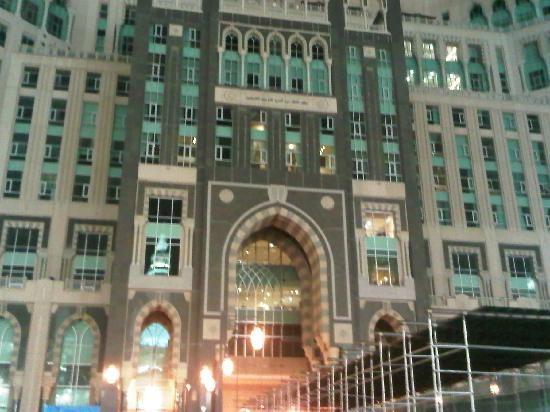 proximité de la Mosquée sacrée surplombant la Kaaba et la