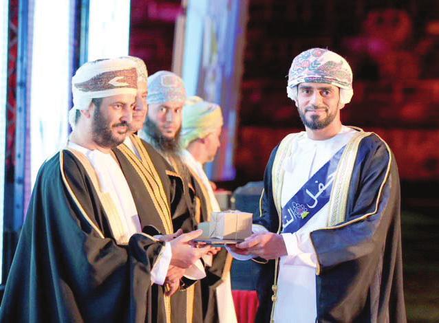 وبلغ عدد الخريجني يف قسم الهندسة 520 طالب ا وطالبة فيام بلغ عدد الخريجني يف قسم تقنية املعلومات 130 طالب ا وطالبة وبلغ عدد الخريجني يف قسم الدراسات التجارية 284 طالبا وطالبة.