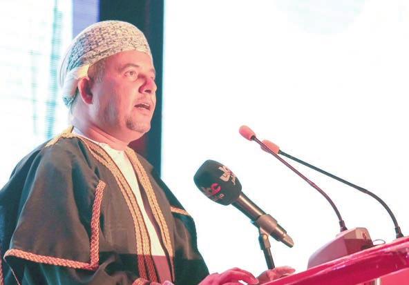 وقال حمد بن سلطان العويف مساعد العميد للشؤون اإلدارية واملالية: إن هذه املناسبة رشف عظيم وفرحة غامرة تتوج فيه الكلية التقنية بنزوى جهودها اإلدارية واألكادميي ة التي بذلتها خالل عام درايس فالتفوق