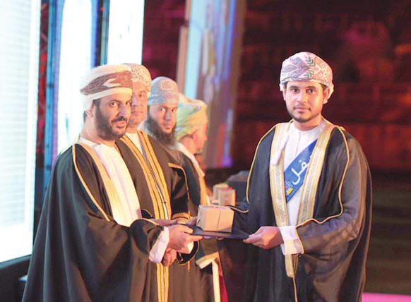 وقالت الخريجة إخاص بنت خلف الخليلية )تخصص إدارة موارد برشية( إن: الفرحة كبرية وغامرة ال توصف حيث أ ودع سنوات الدراسة والجد واالجتهاد يك أنطلق نحو مسرية أخرى يف الحياة فالتخرج نهاية رحلة قصرية لتبدأ