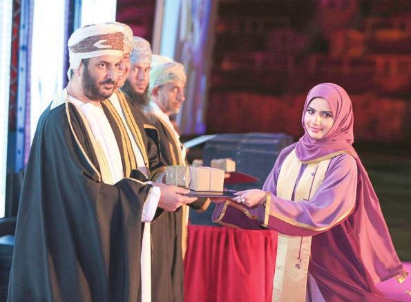 ترسم آماال وأحاما حول مستقبلنا املهني الجديد وتنري أيامنا بنور من الشغف لتلك املرحلة االنتقالية التي منحتنا لقب خريجني وها نحن اليوم نجني مثار قطافنا ونودع أحبتنا واملكان الذي ضمنا طوال سنوات الجد