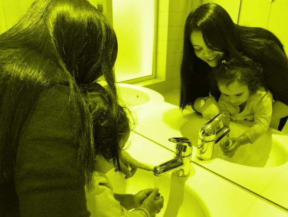 نمارس إستراتيجيات غسل اليدين السليم مع جميع الموظفين وتدر س لألطفال.