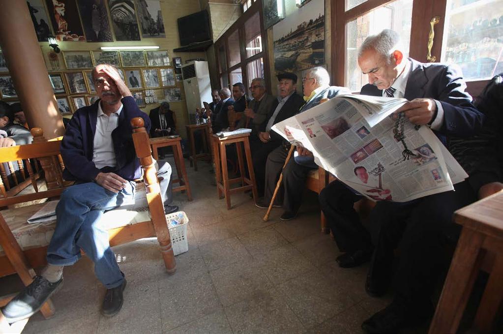 السنة الرابعة - صيف 2019 رجل يقرأ صحيفة في مقهى عراقي في العاصمة بغداد وتعود الصورة للعام 2011 أي بعد حوالي تسع سنوات من الغزو األميركي للعراق عام 2003 )تصوير: ماريو تاما - غيتي(.