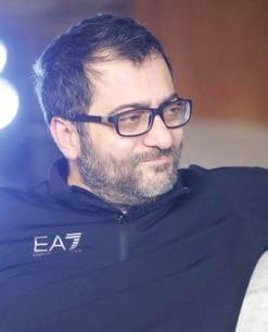 أعرب مدير مجموعة قنوات MBC عيل جابر عن بعض املاحظات للفنانني املناهضني للثورة مغر دا :»الحظوا أن معظم الفنانني )باستثناء الفنانني الثوار( وخاصة املغنني يتجنبون الخوض بالنقاش حول الثورة ويتعاملون معها
