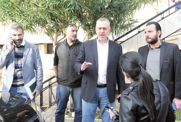 بل عليه إذا كان فعلا محتجا أو ثاي را أن يحضر المناقشات ويشارك فيها فيرفض رأيا ويدلي بوجهة نظر مخالفة فلقاءات الحوار ليست في النهاية مكانا لاتخاذ القرار وليست مجلسا تشريعيا يحد د مصير البلد وانتفاضته.
