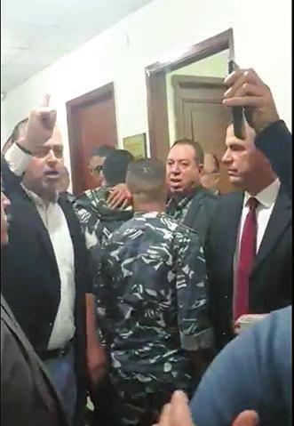 عبر قيام حكومة من "الايدي النظيفة" والعقول الحرة الموثوقة... وأي عنوان آخر لم يطرح لا نه قد يتحول عامل تفرقة.