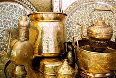 الفصل األول موضوع الصناعات الجلدية وقد شهدت هذه الصناعة التقليدية بالمدينة تطو ار كبي ار عبر مرور األزمنة ولعل السبب في ذلك يرجع إلى أن كل المصنوعات النحاسية حتى تلك التي كانت تستعمل في األغ ارض